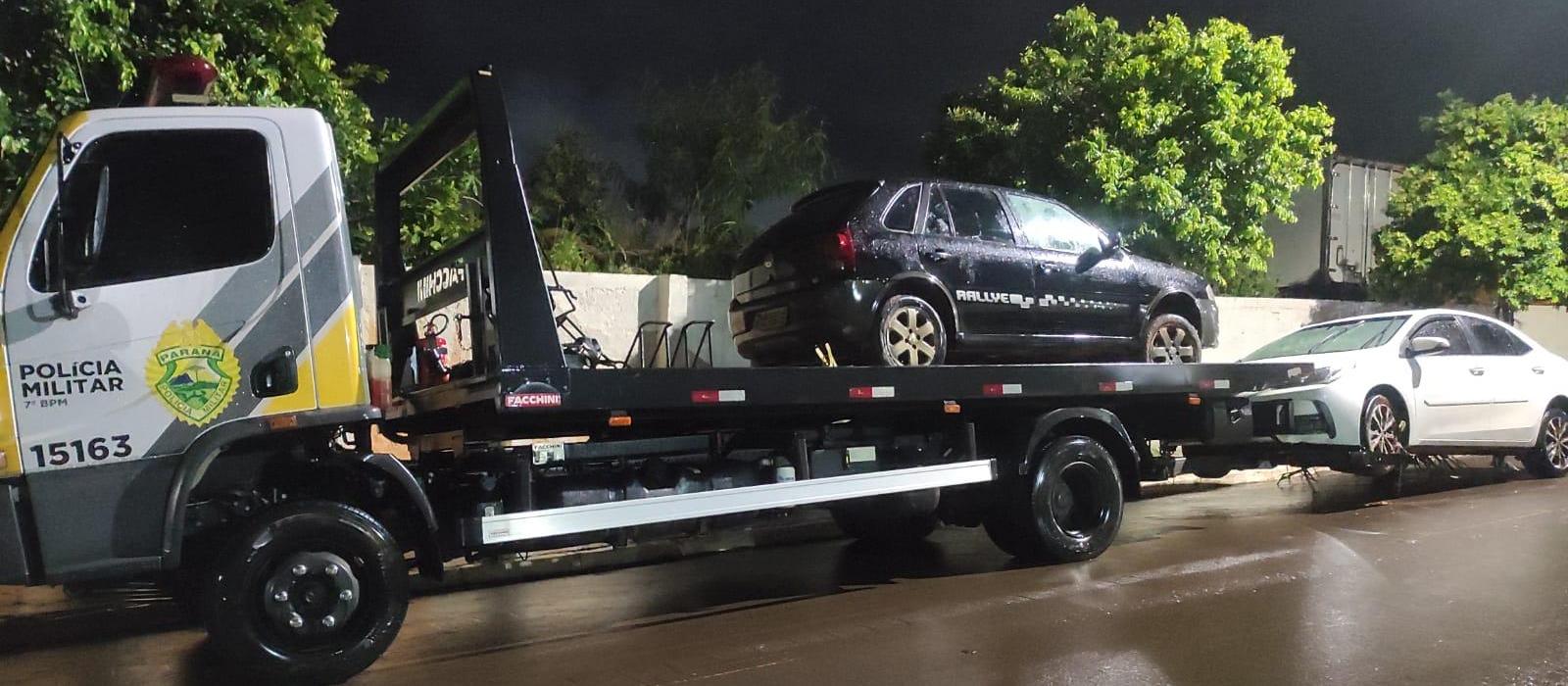 Polícia encontra quatro veículos abandonados em estrada rural, dois com alerta de furto