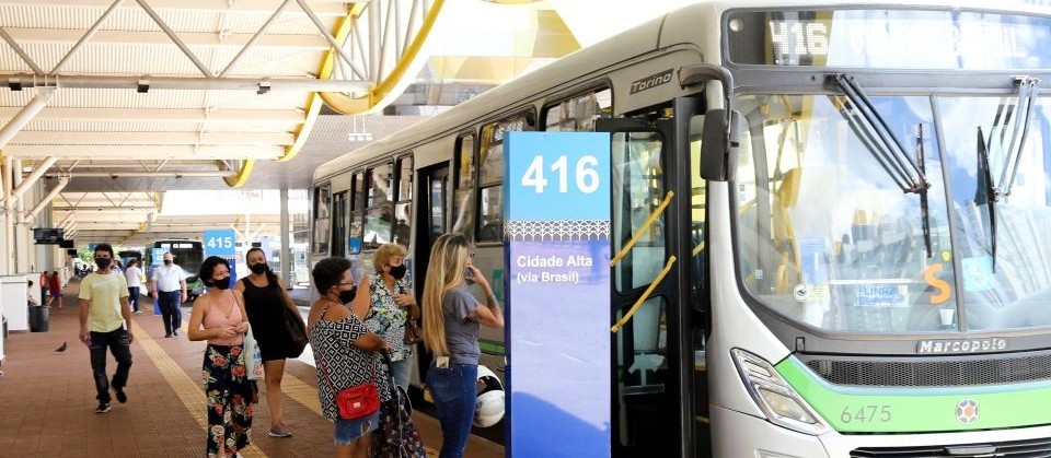 Usuários se queixam do tempo de espera por ônibus, aponta PlanMob