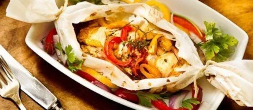 Papelote de peixe com legumes é receita leve para o verão