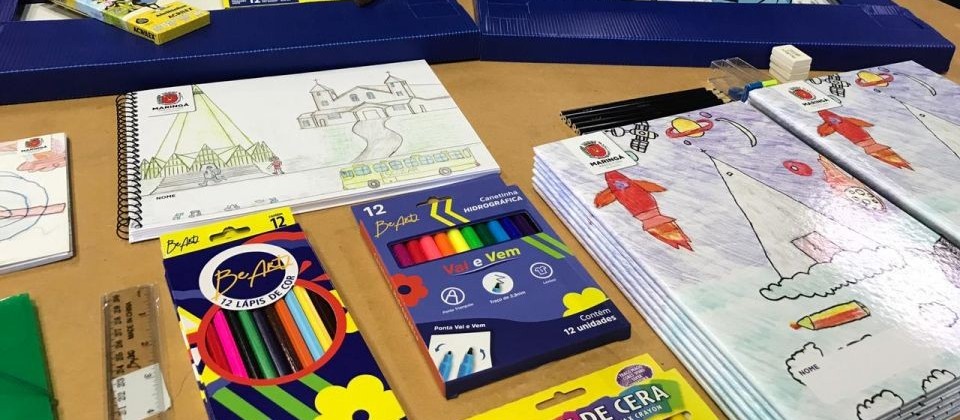 Alunos da rede municipal começam a receber kits escolares