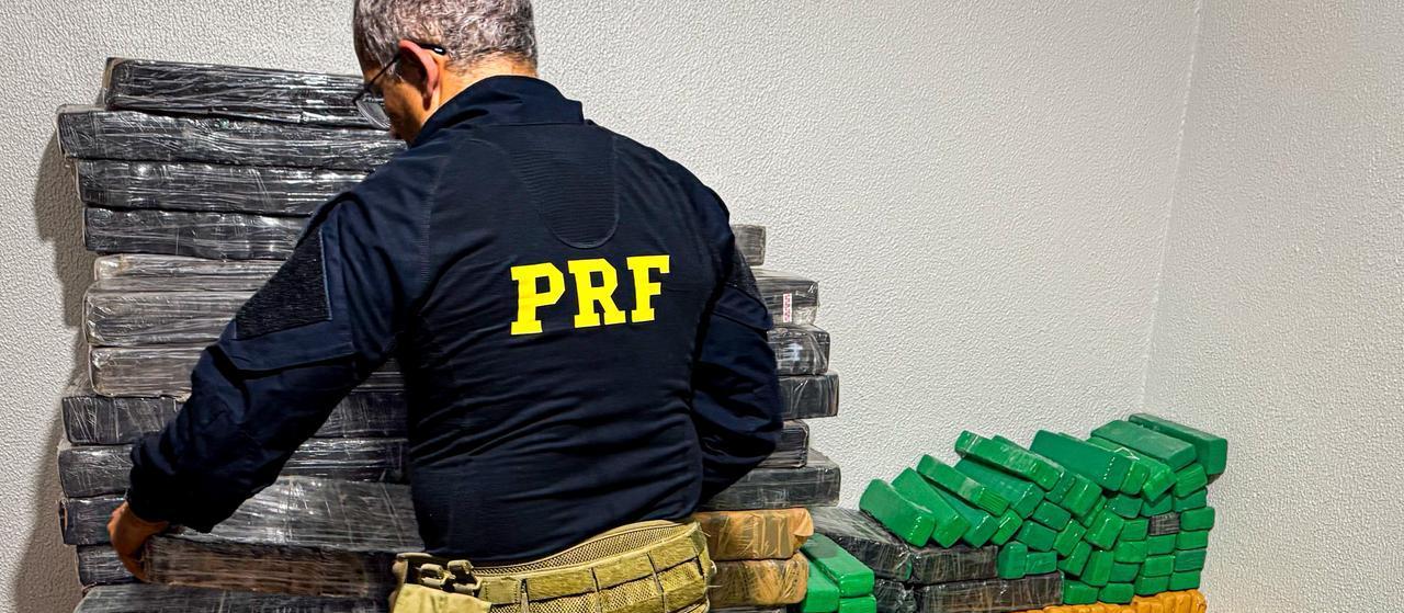 PRF apreende mais de uma tonelada de drogas em dois carros que fugiram de abordagem