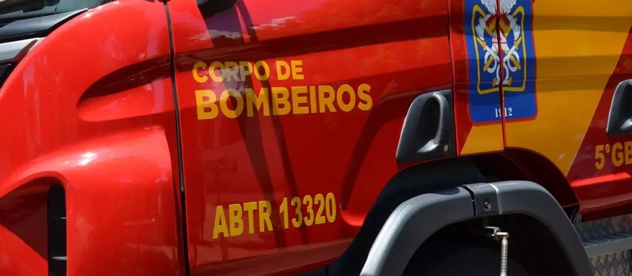 Três pessoas ficam feridas após capotamento na PR-317