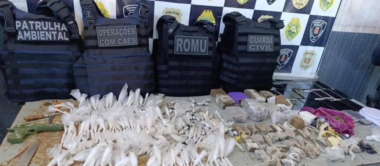 Detentos do regime semiaberto são presos por tráfico de drogas em escola desativada