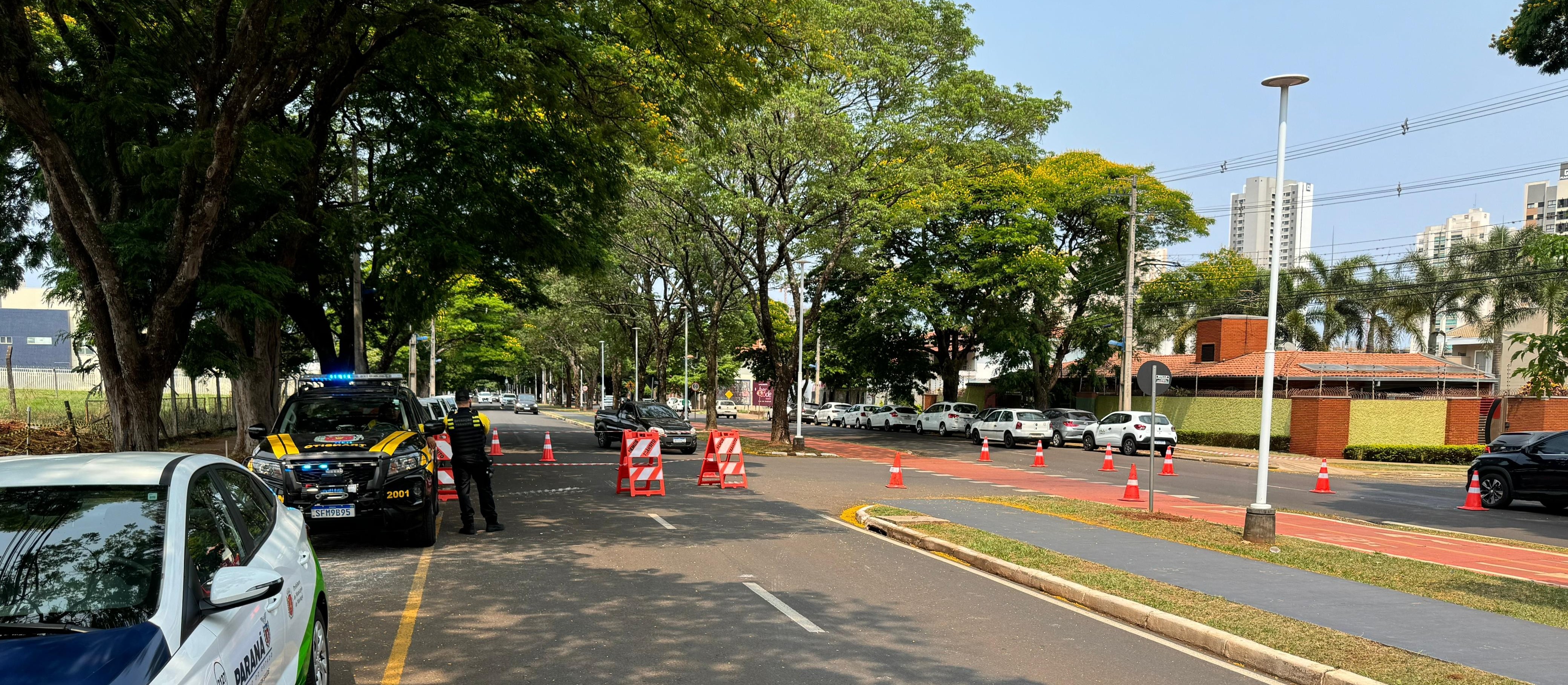 Movimento no Fórum Eleitoral de Maringá; uma das pista da Av. Gastão Vidigal está interditada