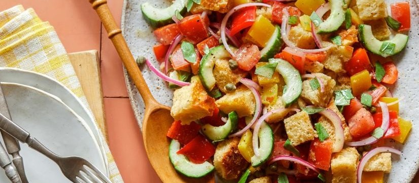 Salada Panzanella é um 'charme' e ótima para dias quentes