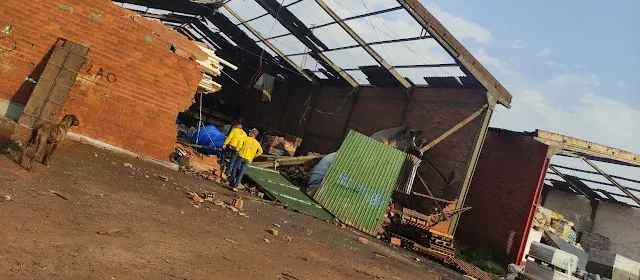 ‘Tempestade de poeira’ e ventos fortes deixam estragos em Maringá e região; veja imagens