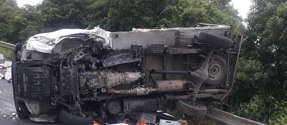 Acidente entre caminhão e dois carros mata uma pessoa e deixa 11 feridas em Teixeira Soares 