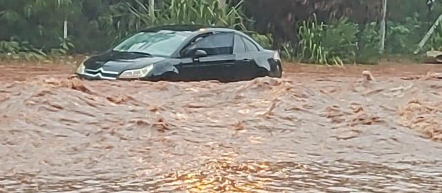 Motorista fica preso em veículo durante enxurrada na marginal do Contorno Norte