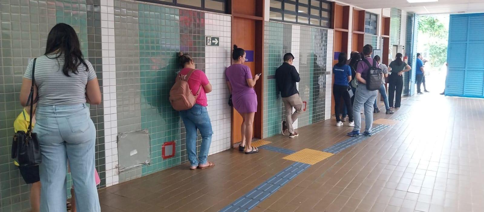 Pais passam a noite em filas para garantir vaga na rede municipal de ensino