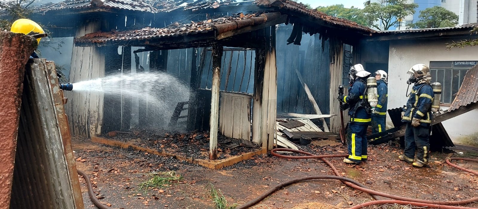 Incêndio destrói casa localizada na Zona 7, em Maringá