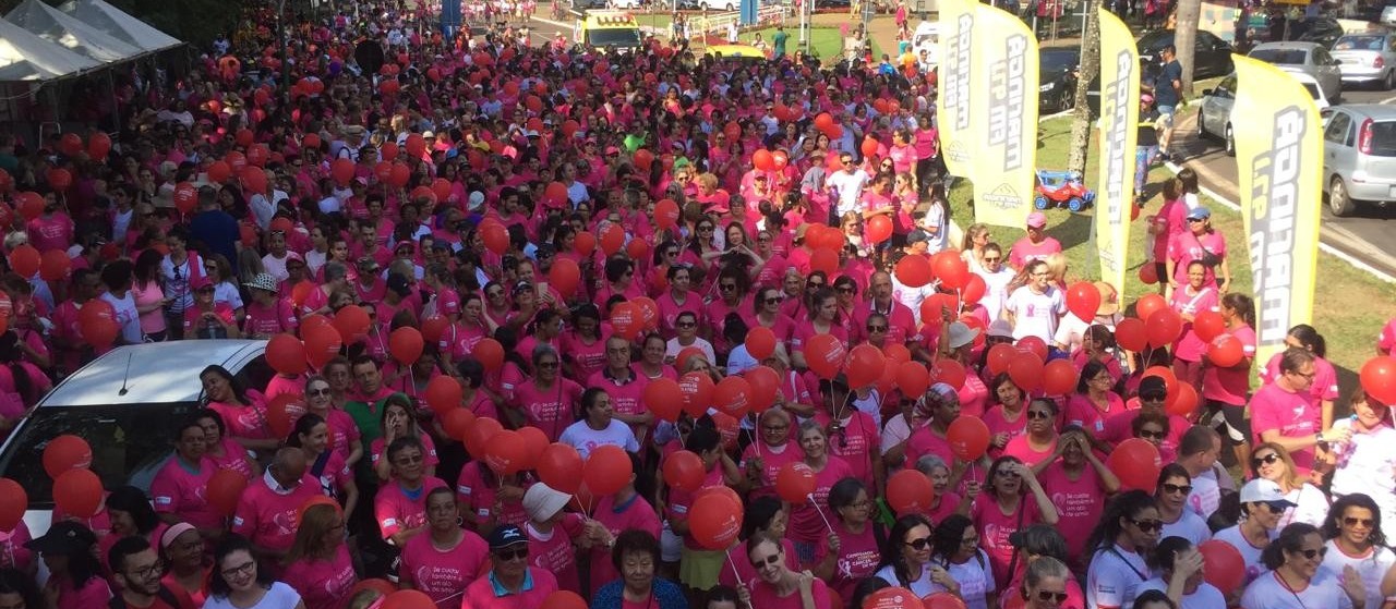 População se une em caminhada contra o câncer de mama