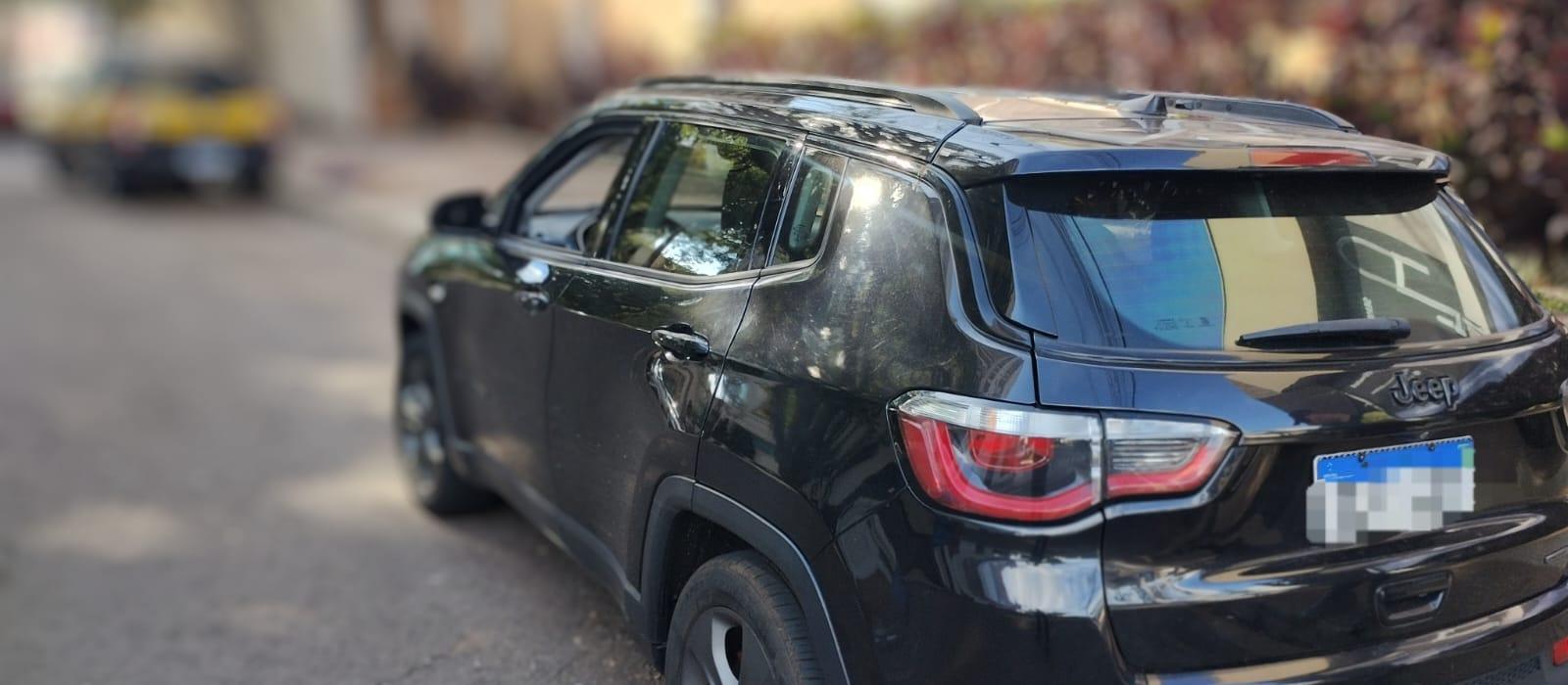 Agentes de trânsito multam motorista com celular ao volante; carro tem R$ 44 mil em débitos