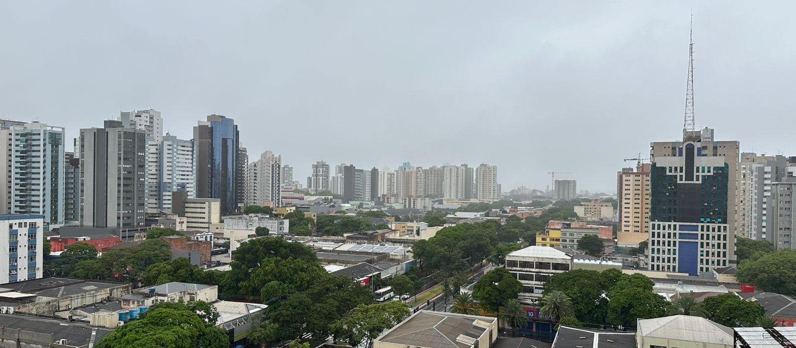 Céu fechado e chuva mantêm Maringá com tempo ameno nesta terça (9)
