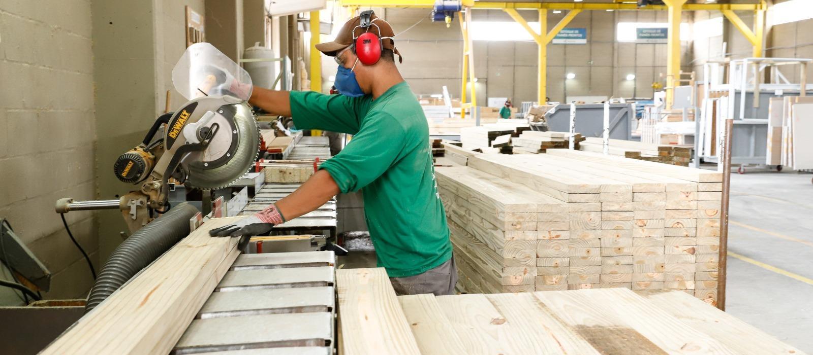 EUA anunciam tarifa sobre o Brasil, e setor produtivo do Paraná reage com temor