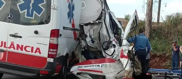 Acidente entre caminhão e ambulância na região deixa dois mortos; criança é transferida em estado grave a Maringá