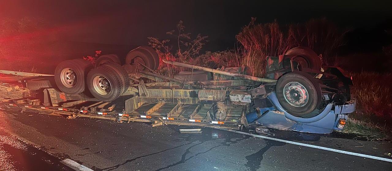 Cinco pessoas morrem em acidente entre caminhão e carro na PR-444