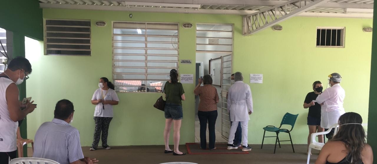 Idosos com 76 anos ou mais estão sendo vacinados neste sábado (20) em Maringá