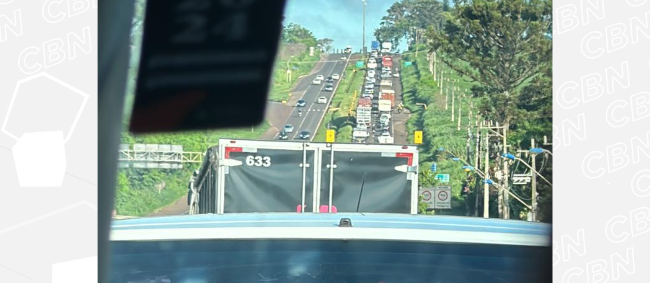 Trevo do Catuaí: congestionamento e acidente no primeiro dia útil de mudanças viárias