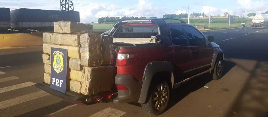 PRF apreende caminhonete com 259 kg de maconha em Mandaguari