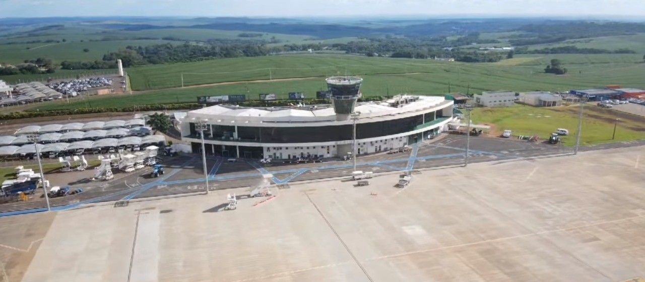 Aeroporto de Maringá passa por vistoria técnica e instalação do ILS