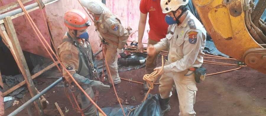Após 4 dias de trabalho, bombeiros resgatam cadáver em poço em Campo Mourão