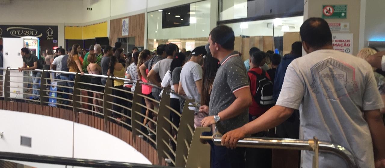 Milhares de pessoas enfrentam fila para aproveitar ofertas de um bazar beneficente