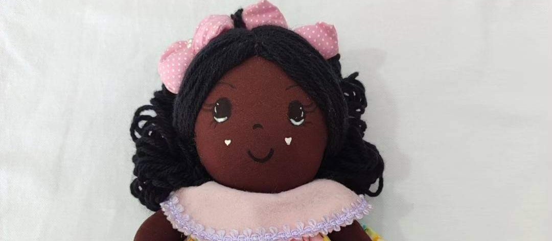 Voluntários confeccionam bonecas de pano para crianças da África