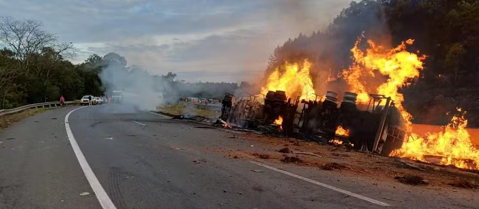 Caminhão com etanol pega fogo após acidente e motorista morre na BR-376