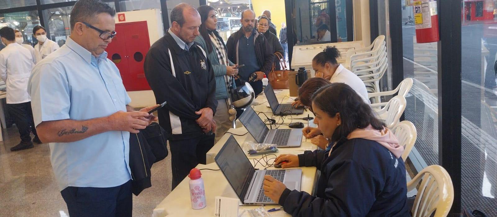 Saúde vacina contra a gripe no Terminal Urbano de Maringá