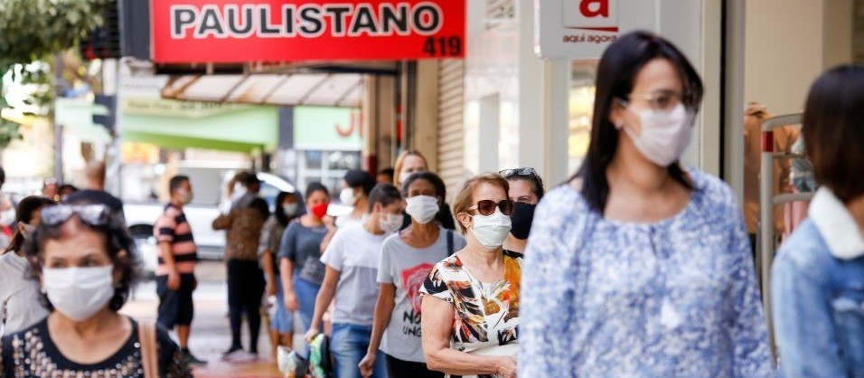 População se divide sobre a liberação do uso de máscaras em locais fechados