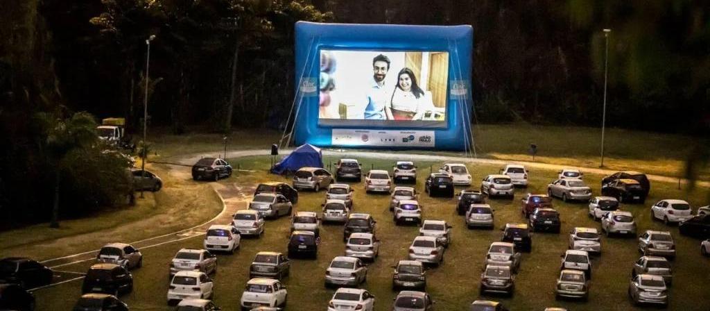 Drive-in no estacionamento do Willie Davids leva cinema ao ar livre a Maringá