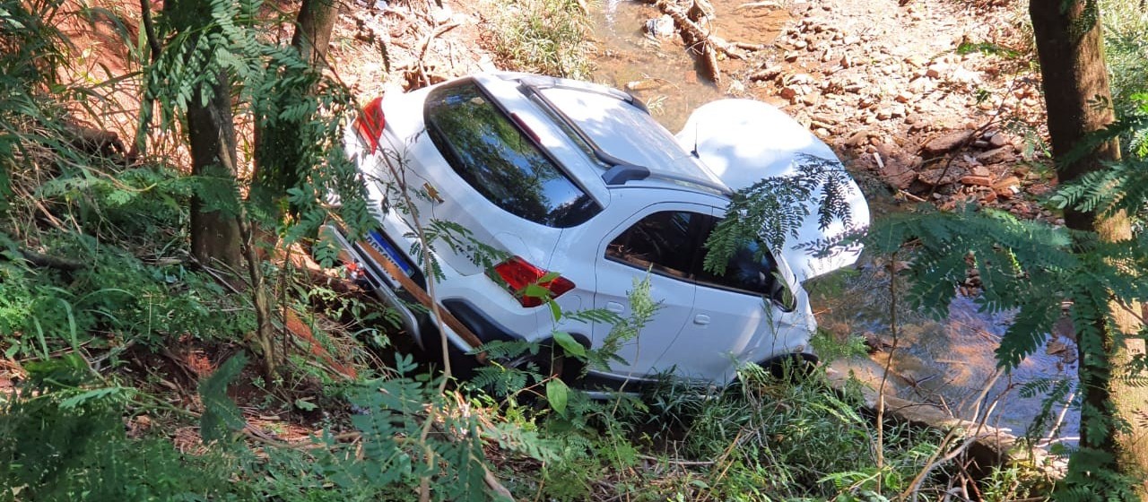 Motorista perde controle após batida em Maringá e carro cai em córrego