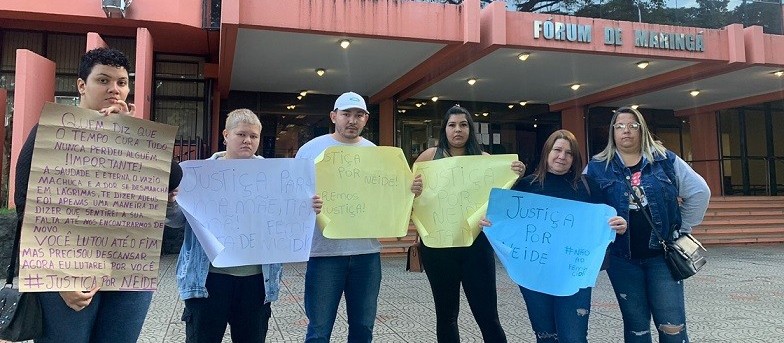 Família de vítima de feminicídio protesta em frente ao fórum