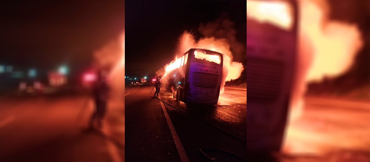 Ônibus pega fogo na PR-323 em Paiçandu