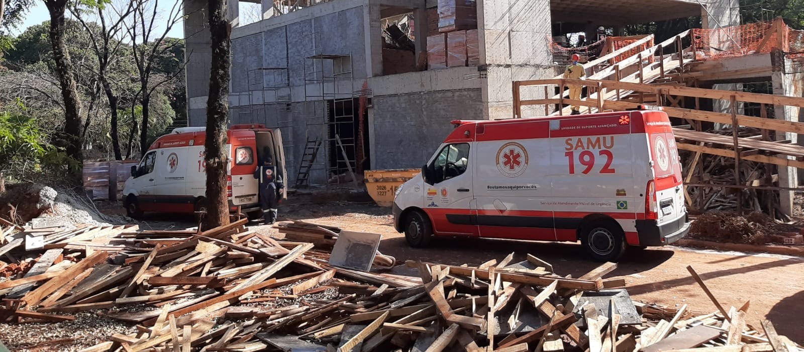 Bombeiros tentam resgatar vítimas de desabamento em obra na UEM