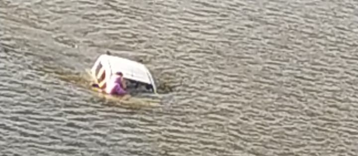 Carro cai no Rio Ivaí após bater contra barreira de proteção da ponte