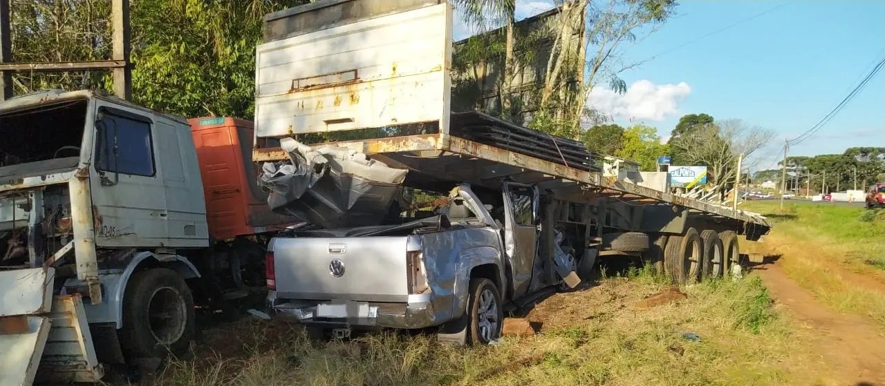 Ponta Grossa: carro bate em carreta nas margens da BR-373 e motorista fica gravemente ferido