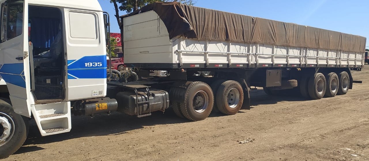 Motorista abandona carreta abarrotada de cigarros em posto na Avenida Colombo