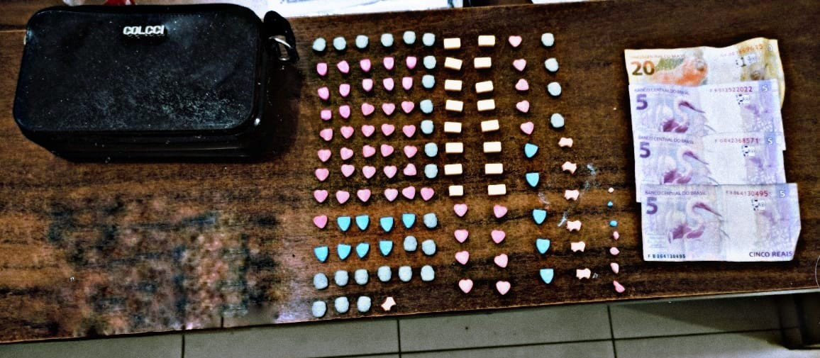 Polícia fecha 15 festas clandestinas e prende duas mulheres com 115 comprimidos de ecstasy
