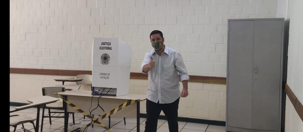 Candidato Annibal Bianchini vota no Colégio Paraná 