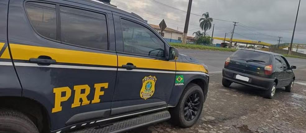 Criança de 7 anos é flagrada viajando em porta-malas de carro em Ponta Grossa