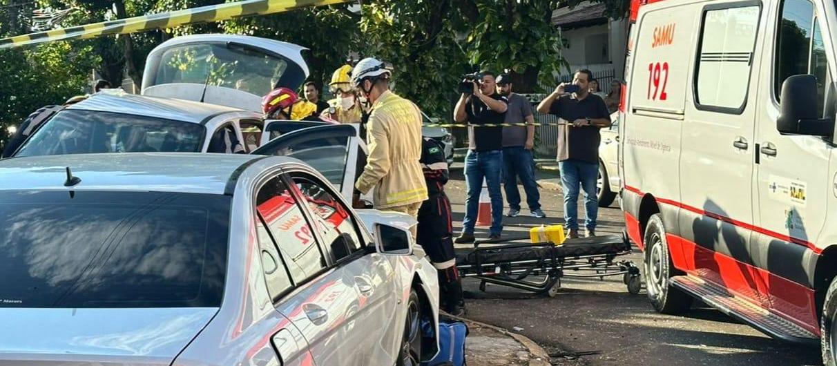 Acidente entre dois carros deixa vítima encarcerada