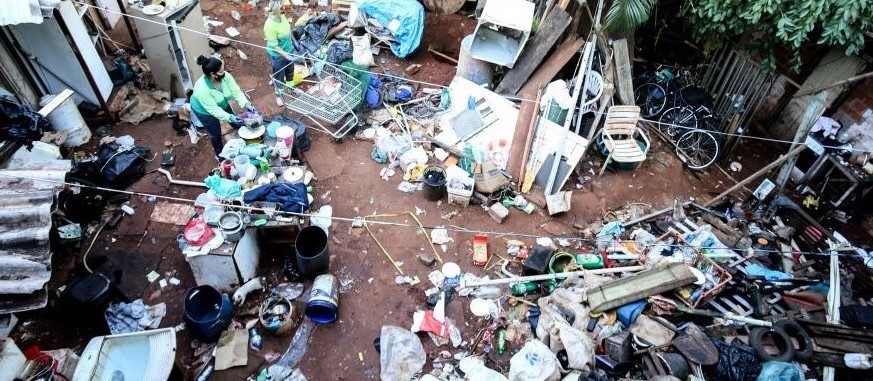 Imóvel com cerca de 10 toneladas de lixo é interditado em Maringá