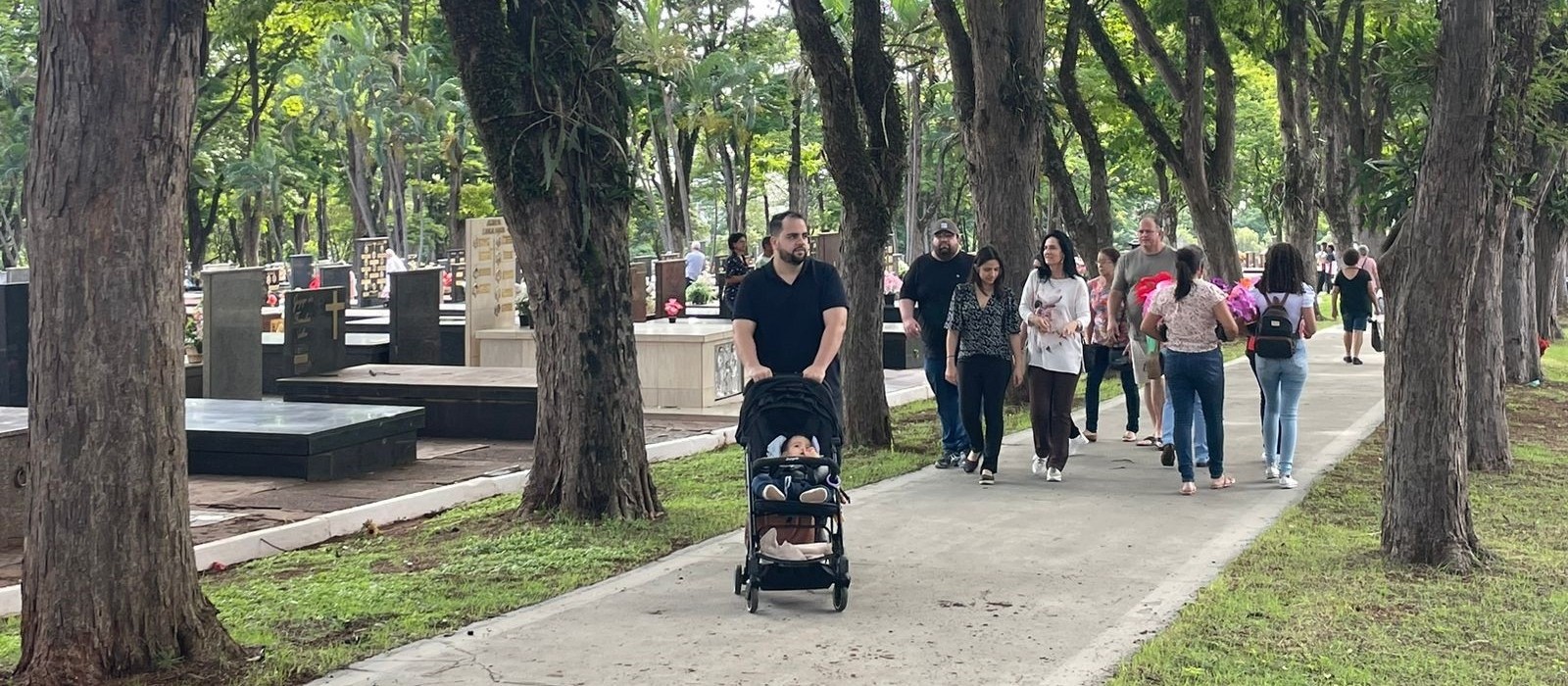 Cemitério Municipal de Maringá deve receber 130 mil visitantes até final do dia