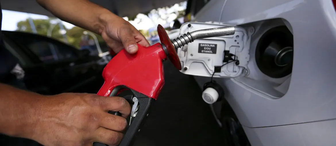 Com redução do ICMS, Paraná registra, em um mês, queda de 24,19% no preço da gasolina