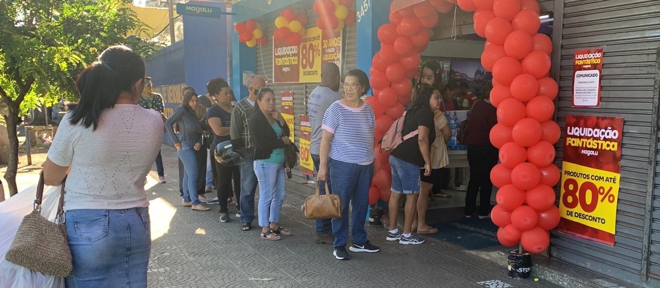 Consumidores acordam cedo para aproveitar liquidação em Maringá