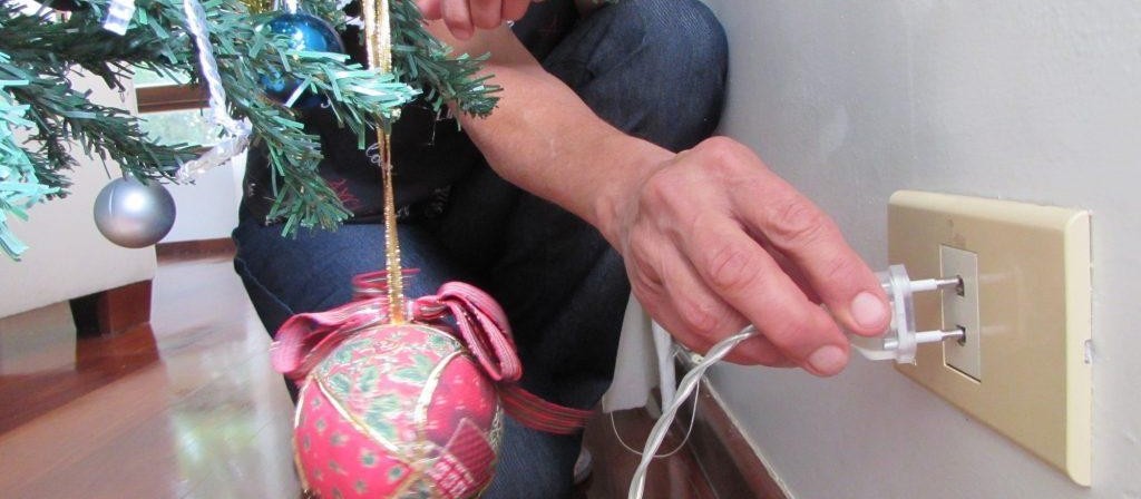 Para evitar acidentes domésticos, é preciso ter cuidado ao instalar luzes de Natal em casa
