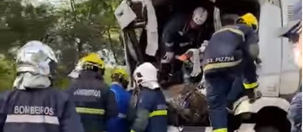 Colisão entre três caminhões deixa duas pessoas gravemente feridas