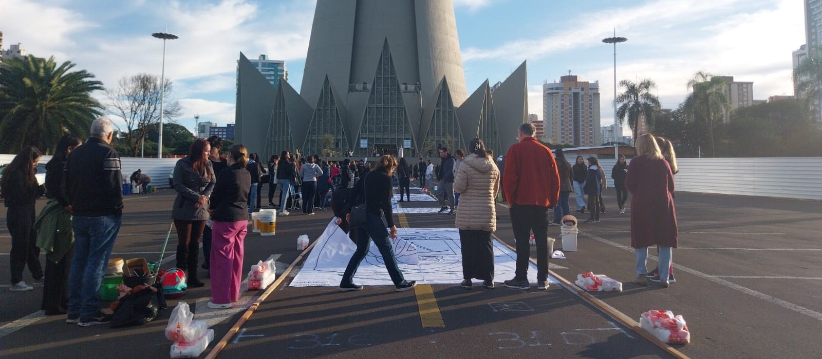 Catedral mantém tradição de tapetes mesmo com obra do Eixo Monumental