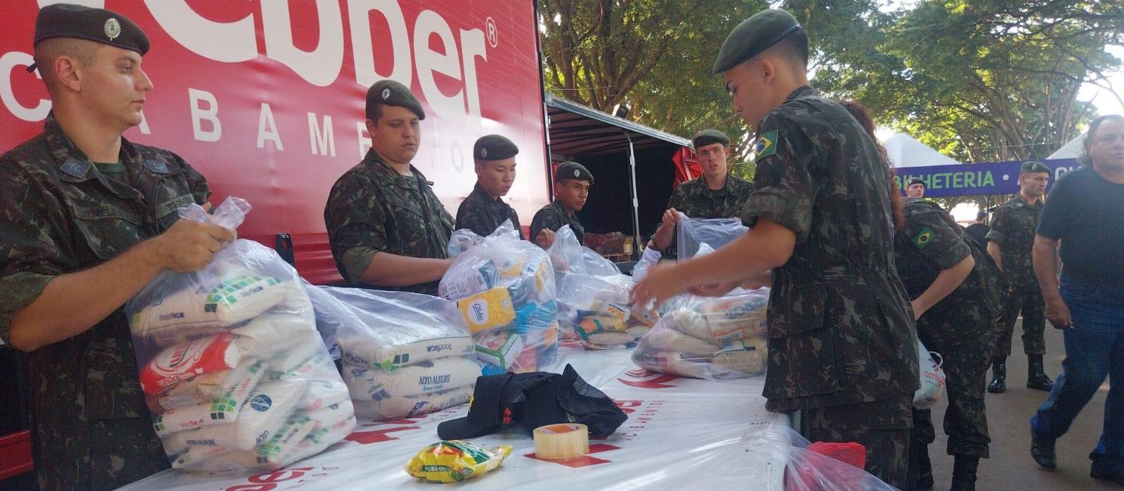 Visitantes doam alimentos em dia de portões abertos na Expoingá 2025